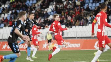 El Almer¨ªa se lleva tres puntos en el final de partido m¨¢s loco