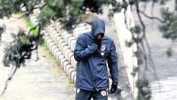 <b>CABIZBAJO. </b>Así se retiró ayer Agüero al vestuario tras entrenarse y ver que tampoco podría jugar hoy.