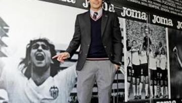 <b>COMO KEMPES. </b>Banega, quien luce en la actualidad el dorsal que en más ocasiones llevó el Matador, el '10', posa ayer para AS en el túnel de vestuarios de Mestalla.