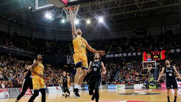 Costello anota ante Balvin