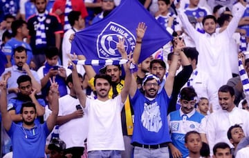 Al-Hilal fans cheer for their team during the final of the AFC Champions League soccer match between Al-Hilal FC and Urawa Reds in Riyadh, Saudi Arabia, 18 November 2017. (Liga de Campeones, Arabia Saudita, Japón) EFE/EPA/STR