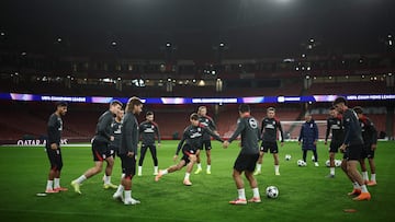 A hot-water glitch left Atlético players skipping showers, prompting apologies from Arsenal ahead of their Champions League showdown.