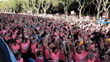 El Paseo de Moret repleto de mujeres vestidas con camiseta rosa antes de tomar la salida. 