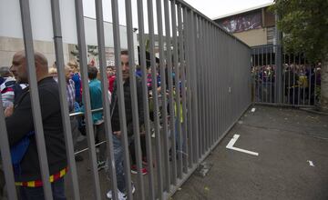 Un grupo de aficionados esperan en las puertas del recinto del Camp Nou. 