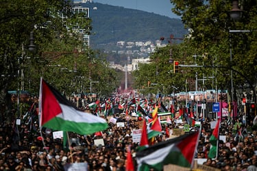 La gente marcha durante una protesta pro palestina y para condenar la interceptación por parte de las fuerzas israelíes de los barcos de la Flotilla Global Sumud que pretendían llegar a Gaza y romper el bloqueo naval de Israel.