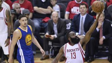 James Harden anota para los Rockets frente a los Warriors.