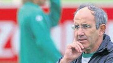 <b>PENSATIVO. </b>Irureta podría ser destituido si no es capaz de ganar esta noche en Tarragona.