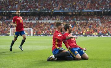 España despejó las dudas mostradas en Turín e impuso su estilo para meterse en el Mundial de Rusia. Victoria trabajada en una noche redonda con una actuación estelar de Isco que resolvió la contienda. Anotó dos goles, el primero de falta y el segundo tras una jugada en la frontal. Ya en el segundo periodo, Álvaro Morata culminaba una contra para sentenciar con el tercer y definitivo gol. Italia no fue capaz de vencer a Suecia y no se metió en la fase final del Mundial por primera vez en su historia.