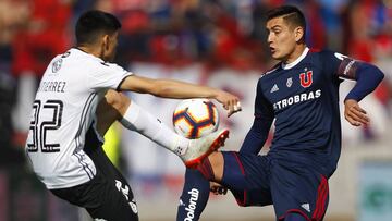 El jugador de Universidad de Chile Matias Rodriguez, juega el balon contra Colo Colo durante el partido de primera division en el estadio Nacional.