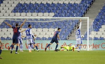 Hermoso remata de cabeza solo el defensa y el balón termina entrando pegado al poste derecho.