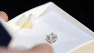 Subastan un pendiente de Maradona por 25.000 euros en Italia