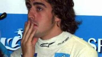 <B>PENSATIVO.</B> El calor ha influido en las condiciones de la pista. Un cambio inesperado para Alonso que esperaba encontrarse con otras condiciones más apropiadas para su Renault.