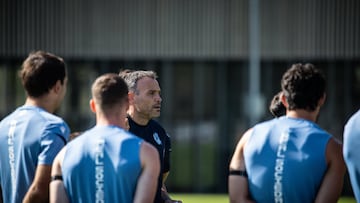 Sergio Francisco, entrenador de la Real Sociedad, se dirige a sus jugadores.