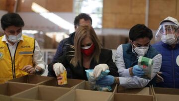 Santiago, 23 de mayo de 2020 El municipio de La Florida realiza operativo solidario junto a 150 funcionarios municipales, 100 taxis colectivos y 45 furgones escolares. Una caravana saldra desde el centro de acopio para comenzar la distribucion masiva de mas de 10 mil cajas de alimentos, pollos y balones de gas, para ir en ayuda de las familias mas afectadas por la pandemia. En la actividad participaron los Diputados Pamela Jiles y Alvaro Carter. Cristobal Silva/Aton Chile