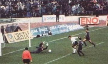 En 1992, "Superman" Vargas contuvo en doble instancia el penal del Bichi, cuando el marcador favorecía a los azules por 1-0. Aquel duelo terminó 2-0 con goles de Gino Cofré.