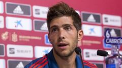 Sergi Roberto atiende a las cuestiones de los medios de comunicaci&oacute;n en la sala de prensa de Las Rozas.