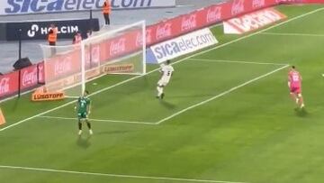 Iván Morales iba a convertir este gol en Argentina, pero todo terminó de la peor forma: no lo puede creer