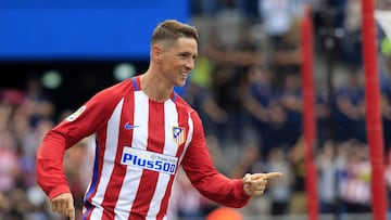 Fernando Torres celebra uno de sus goles durante el partido ante el Sporting.
