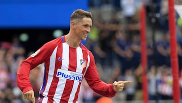 Fernando Torres celebra uno de sus goles durante el partido ante el Sporting. 