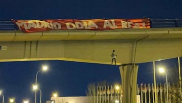 Mannequin with Vinicius's shirt hanging from a bridge in Madrid next to a banner: "Madrid hates Real".