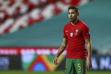 Guerreiro nació en Francia, hijo de padre portugués y madre sa. Formado en Francia eligió jugar con el país natal de su padre con la que consiguió la EURO de 2016 en Francia jugando la final ante la Selección sa.