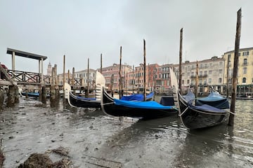 Las góndolas están ancladas a lo largo de un canal durante una marea baja en Venecia, Italia, el sábado 18 de febrero de 2023. Algunos de los canales secundarios de Venecia prácticamente se han secado últimamente debido a un período prolongado de mareas bajas vinculado a un sistema climático persistente de alta presión.