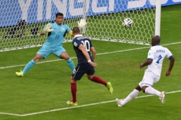 Karim Benzema lanza para marcar el 2-0 con ayuda del portero Valladares.