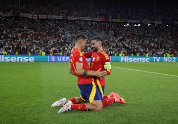 Álvaro Morata y Dani Carvajal se abrazan en medio del campo del Olympiastadion tras finalizar el partido.