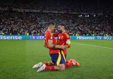 Álvaro Morata y Dani Carvajal se abrazan en medio del campo del Olympiastadion tras finalizar el partido.