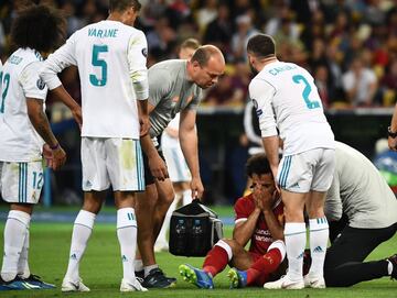 Salah suffers injury and leaves the game before break.