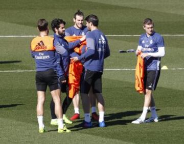 Durante el entrenamiento jugaron un partidillo, y Bale apunta a titular.