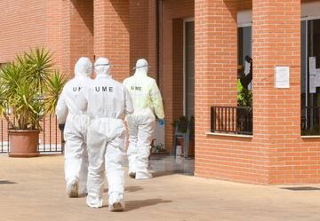 Efectivos de la UME durante los trabajos realizados hoy en la residencia de ancianos "El Balcón de La Zubia", principal foco de coronavirus en Granada.