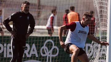 Isma Ruiz, ante la mirada de Ania