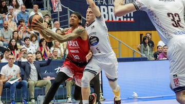 El jugador del Maxi Manresa Devin Robinson protege un balón ante el jugador el Obradoiro, Fernando Zurbriggen.