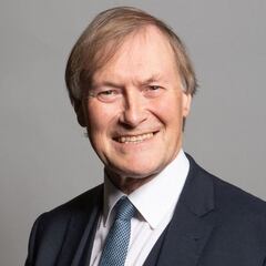 Quien es David Amess, el diputado británico que ha muerto apuñalado en un acto público