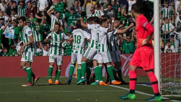 Jugadores del Betis celebran el gol de Bartra.