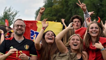 Belgian fans react as they watch the broadcast of the World Cup Group G soccer match between Belgium and Tunisia in Waterloo, Belgium June 23, 2018. REUTERS/Eric Vidal