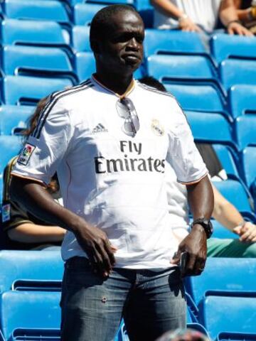 Aficionado con la nueva camiseta del Real Madrid para la próxima temporada.