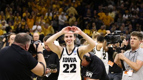 Caitlin Clark, base de Iowa State, tras el partido ante West Virginia Mountaineers.