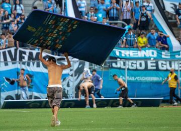 Los radicales del Gremio saltaron al terreno de juego durante el encuentro frente a la Sociedade Esportiva Palmeiras. Los asaltantes destrozaron el VAR como protesta de la derrota. 