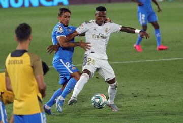 Real Madrid's Rodrygo Silva against Getafe's Damián Suárez.