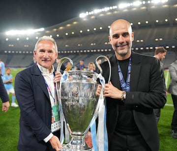 Txiki Begiristain y Pep Guardiola, director deportivo y entrenador del Manchester City, posan con el trofeo de la Champions League conquistada en 2023.