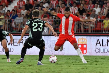 Luis Suárez ante Curbelo, del Sporting. Otro duelo donde los almerienses se sintieron perjudicados.