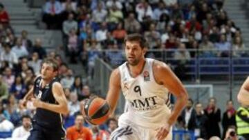 Felipe Reyes conduce un balón en el partido ante el Efes.