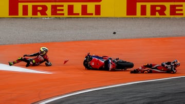 Mir se cayó en la curva 2 y tiró con él a Marini.