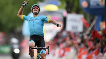 Jakob Fuglsang celebra su victoria en la cuarta etapa del Tour de Romand&iacute;a 2018.