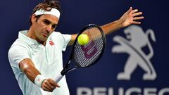 Roger Federer devuelve una bola ante Kevin Anderson durante los cuartos de final del Miami Open.
