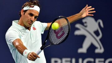 Roger Federer devuelve una bola ante Kevin Anderson durante los cuartos de final del Miami Open.