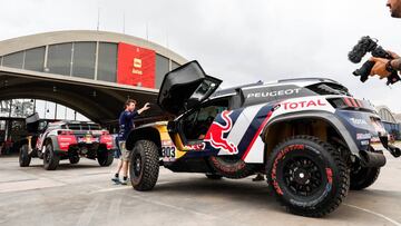 303 SAINZ CARLOS (ESP) Legende; CRUZ LUCAS (ESP); PEUGEOT 3008 DKR; auto; car; action during the Dakar 2018; Scrutineering; verifications; Peru; on january 3 to 6 - Photo Frederic Le Floc&#039;h / DPPI