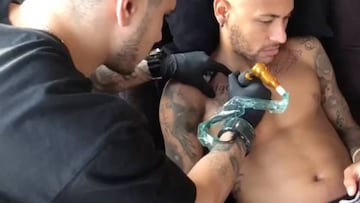 Neymar se hace un nuevo tatuaje en el pecho en honor a su país